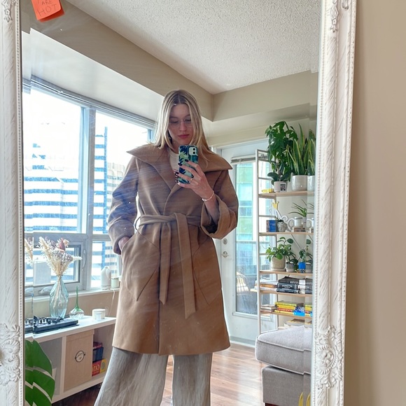 Gorgeous tan coat from a European designer - Picture 6 of 6